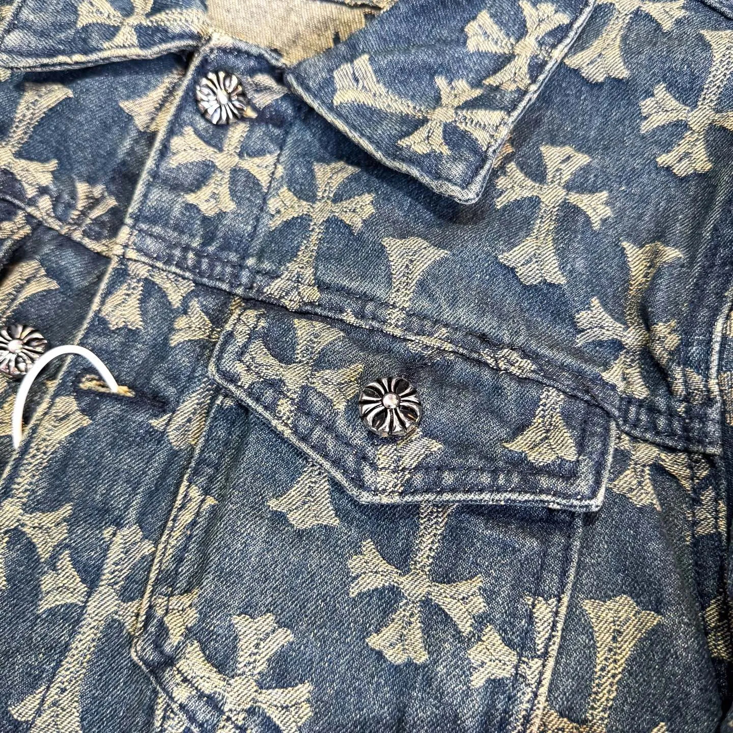 P260 Chrome Hearts heavy denim jacket with double-sided LOGO jacquard concealed print, the same model as the Internet celebrity star. The cross-printed denim jacket has a unique cross design element and full printing, which is full of design. It is made of 100% denim cotton fabric with heavy coarse yarn count, which ensures a stiff and tough silhouette while being soft, comfortable and breathable. The lapel is designed with silver buttons and is full of texture. The classic white cross logo is all over the dress, making it a perfect versatile style for spring and summer! Customized jacquard fabric, you can wear it in various styles. This gender-neutral shirt is a must-have for nightclubs. It can be worn as a jacket for both men and women. It can be easily worn by both men and women! The original loose version is made of high-quality pure cotton fabrics. The fabric pattern is high-definition and delicate without burrs. It is comfortable and breathable to wear. All the buttons are molded and customized. It is casual and fashionable and can be matched with any bottoms. It can be windproof and sunproof in spring and summer. It can be worn outside in autumn and winter! Easily concave shape makes you look slimmer and taller, perfect for both men and women!  Size: S–XL Color: blue